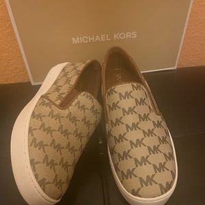 authentic MICHAEL KORS
Keaton Logo Slip-On Sneaker
Size 6M